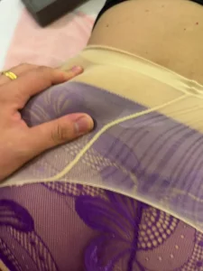 老公舍不得操她带着开档肉丝来偷情